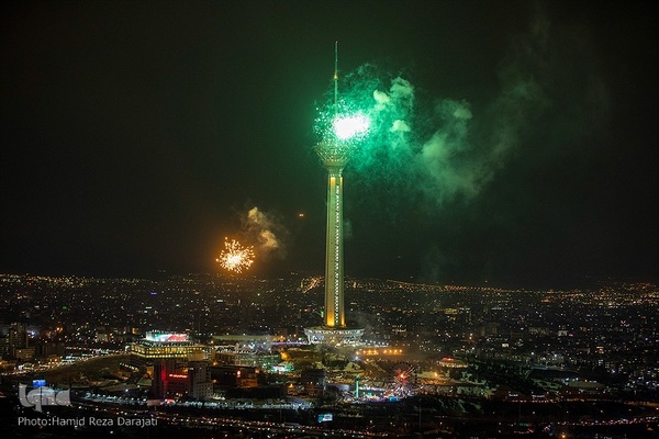 نورافشانی جشن پیروزی انقلاب اسلامی در برج میلاد