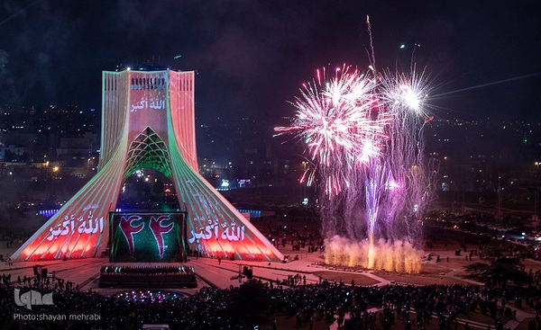 نورافشانی جشن پیروزی انقلاب اسلامی در میدان آزادی