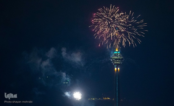 نورافشانی جشن پیروزی انقلاب اسلامی در میدان آزادی