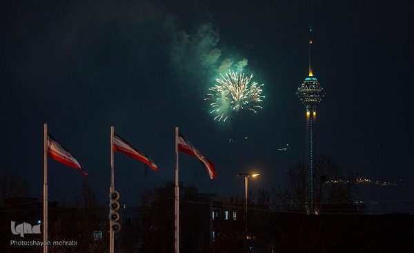 نورافشانی جشن پیروزی انقلاب اسلامی در میدان آزادی