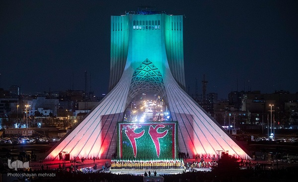 نورافشانی جشن پیروزی انقلاب اسلامی در میدان آزادی