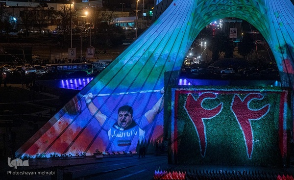 نورافشانی جشن پیروزی انقلاب اسلامی در میدان آزادی