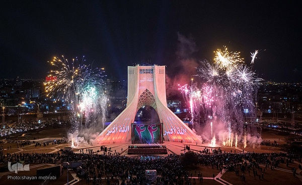 نورافشانی جشن پیروزی انقلاب اسلامی در میدان آزادی