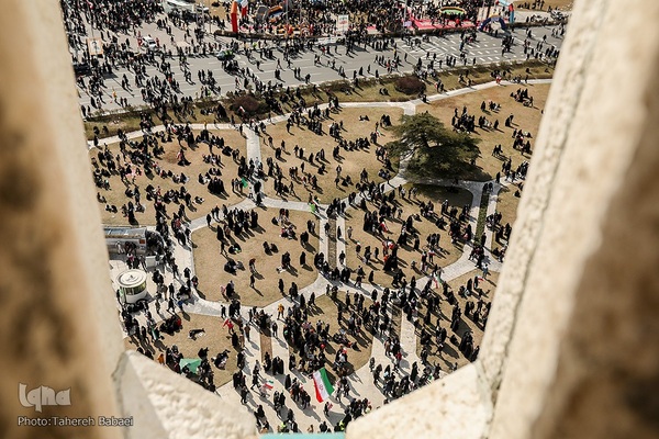 جشن پیروزی انقلاب اسلامی در میدان آزادی