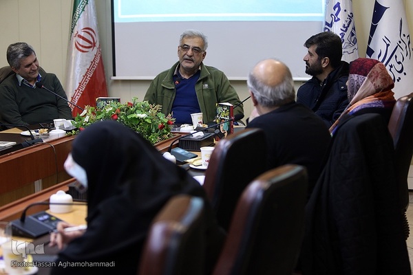 نشست نقد و بررسی کتاب «من و آقای همسایه»