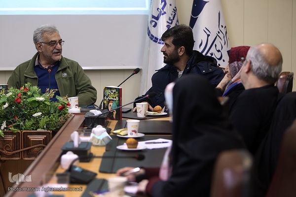 نشست نقد و بررسی کتاب «من و آقای همسایه»