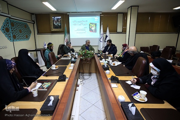 نشست نقد و بررسی کتاب «من و آقای همسایه»