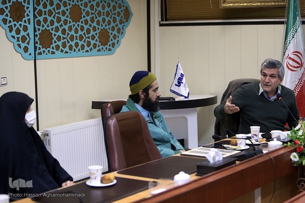 نشست نقد و بررسی کتاب «من و آقای همسایه»