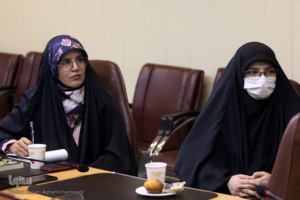 نشست نقد و بررسی کتاب «من و آقای همسایه»