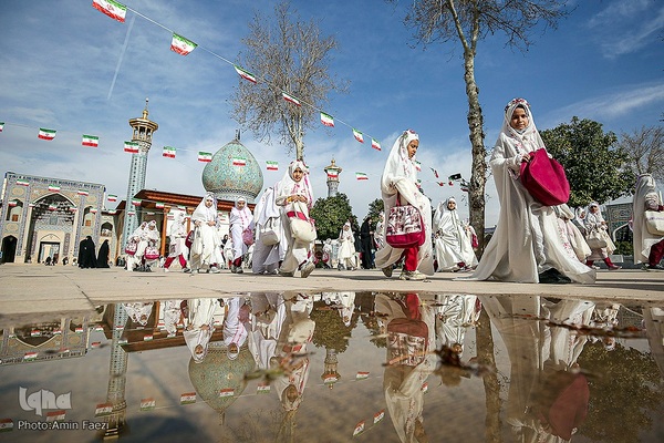 آیین جشن تکلیف جمعی از دختران دانش‌آموز شیرازی در آستان مطهر حضرت شاهچراغ (ع)