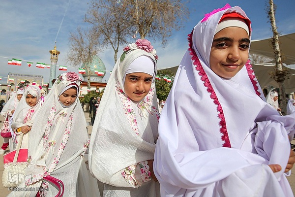 آیین جشن تکلیف جمعی از دختران دانش‌آموز شیرازی در آستان مطهر حضرت شاهچراغ (ع)
