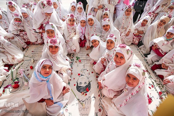 آیین جشن تکلیف جمعی از دختران دانش‌آموز شیرازی در آستان مطهر حضرت شاهچراغ (ع)