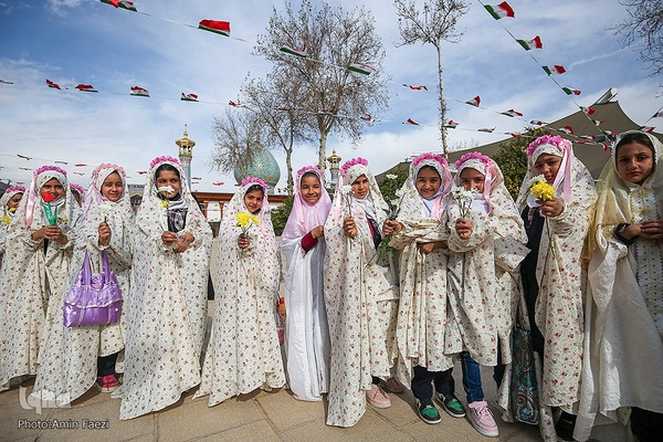 آیین جشن تکلیف جمعی از دختران دانش‌آموز شیرازی در آستان مطهر حضرت شاهچراغ (ع)