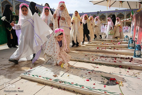 آیین جشن تکلیف جمعی از دختران دانش‌آموز شیرازی در آستان مطهر حضرت شاهچراغ (ع)