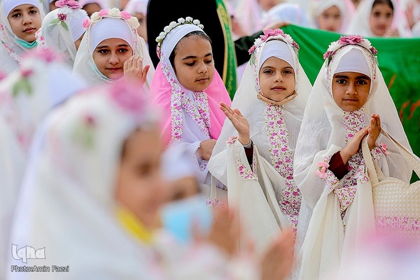 آیین جشن تکلیف جمعی از دختران دانش‌آموز شیرازی در آستان مطهر حضرت شاهچراغ (ع)