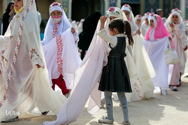 آیین جشن تکلیف جمعی از دختران دانش‌آموز شیرازی در آستان مطهر حضرت شاهچراغ (ع)