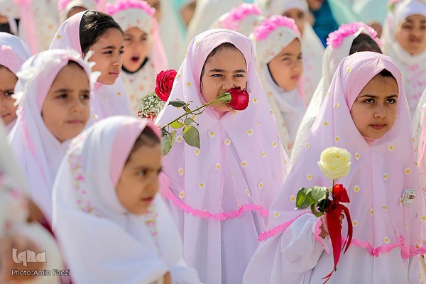 آیین جشن تکلیف جمعی از دختران دانش‌آموز شیرازی در آستان مطهر حضرت شاهچراغ (ع)