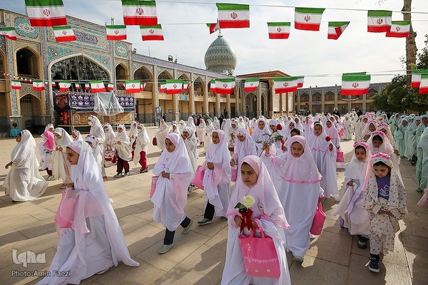 آیین جشن تکلیف جمعی از دختران دانش‌آموز شیرازی در آستان مطهر حضرت شاهچراغ (ع)