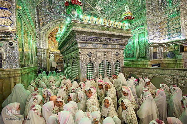 آیین جشن تکلیف جمعی از دختران دانش‌آموز شیرازی در آستان مطهر حضرت شاهچراغ (ع)