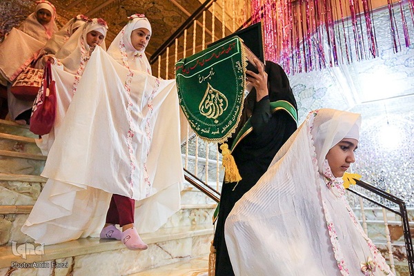 آیین جشن تکلیف جمعی از دختران دانش‌آموز شیرازی در آستان مطهر حضرت شاهچراغ (ع)