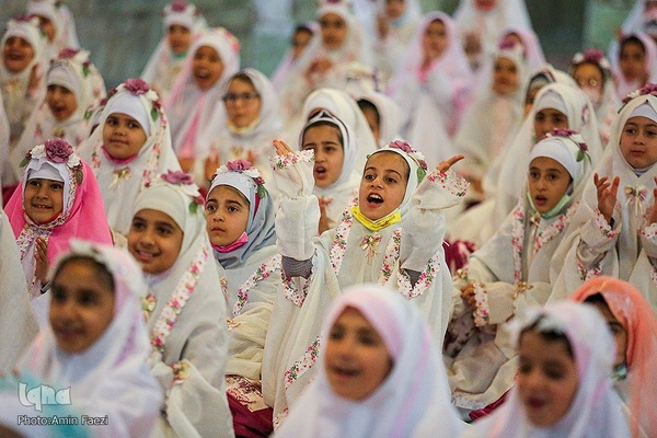 آیین جشن تکلیف جمعی از دختران دانش‌آموز شیرازی در آستان مطهر حضرت شاهچراغ (ع)