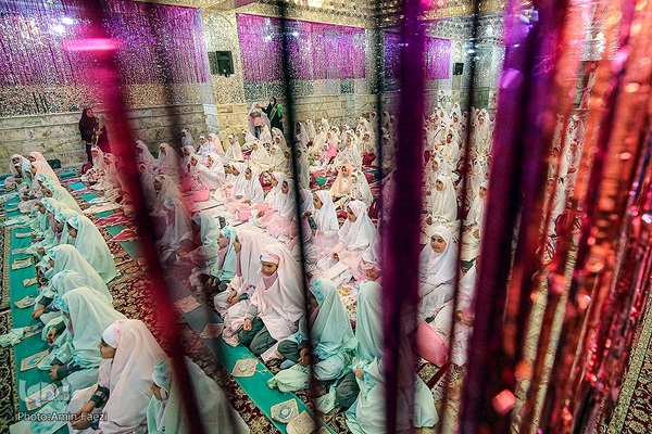 آیین جشن تکلیف جمعی از دختران دانش‌آموز شیرازی در آستان مطهر حضرت شاهچراغ (ع)