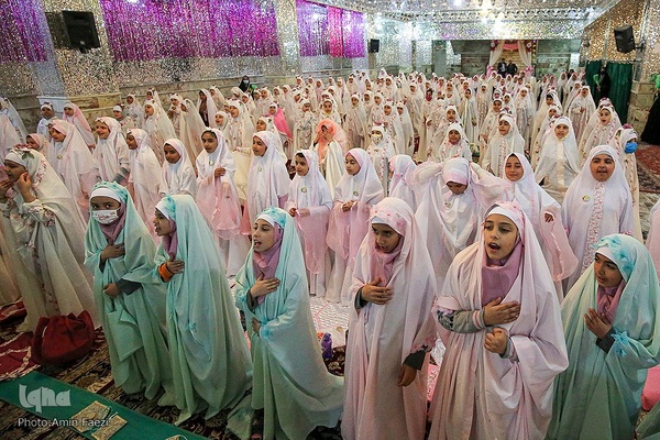 آیین جشن تکلیف جمعی از دختران دانش‌آموز شیرازی در آستان مطهر حضرت شاهچراغ (ع)