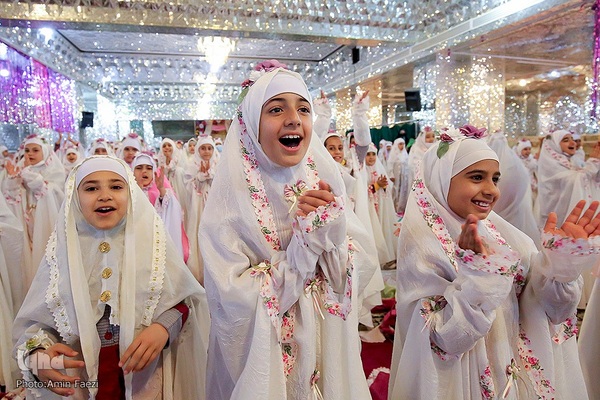 آیین جشن تکلیف جمعی از دختران دانش‌آموز شیرازی در آستان مطهر حضرت شاهچراغ (ع)