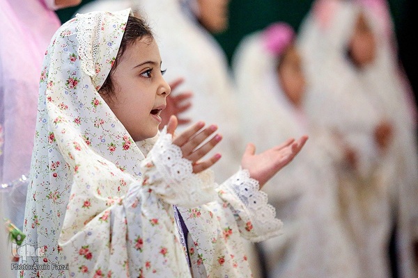 آیین جشن تکلیف جمعی از دختران دانش‌آموز شیرازی در آستان مطهر حضرت شاهچراغ (ع)