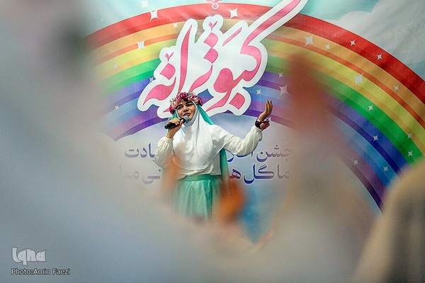 آیین جشن تکلیف جمعی از دختران دانش‌آموز شیرازی در آستان مطهر حضرت شاهچراغ (ع)