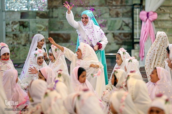 آیین جشن تکلیف جمعی از دختران دانش‌آموز شیرازی در آستان مطهر حضرت شاهچراغ (ع)