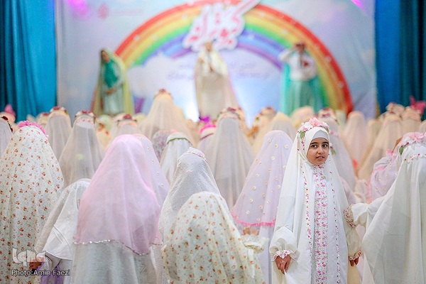 آیین جشن تکلیف جمعی از دختران دانش‌آموز شیرازی در آستان مطهر حضرت شاهچراغ (ع)