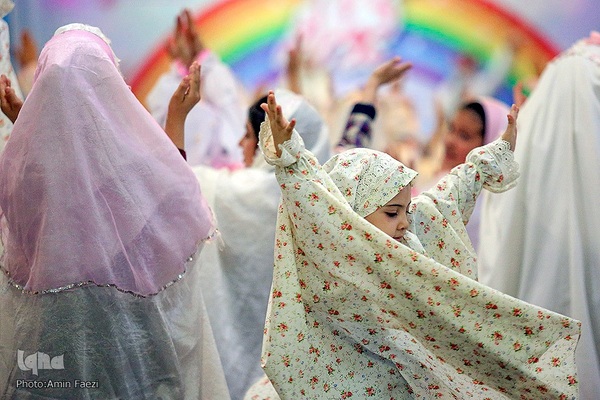آیین جشن تکلیف جمعی از دختران دانش‌آموز شیرازی در آستان مطهر حضرت شاهچراغ (ع)