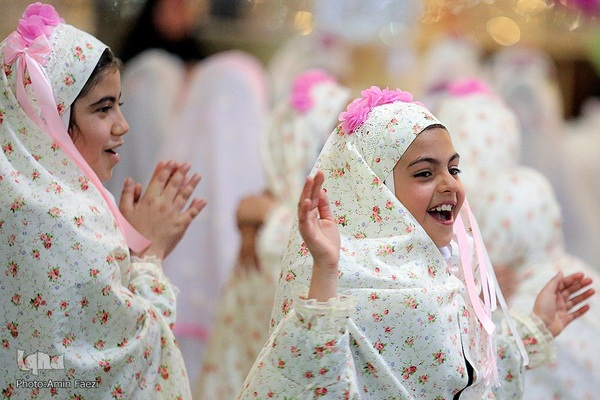 آیین جشن تکلیف جمعی از دختران دانش‌آموز شیرازی در آستان مطهر حضرت شاهچراغ (ع)