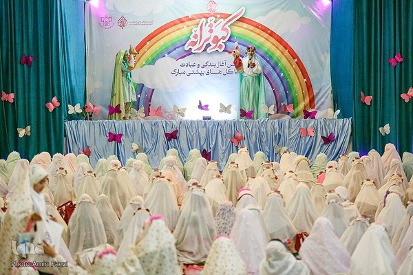 آیین جشن تکلیف جمعی از دختران دانش‌آموز شیرازی در آستان مطهر حضرت شاهچراغ (ع)