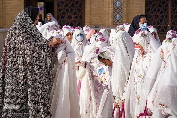 آیین جشن تکلیف جمعی از دختران دانش‌آموز شیرازی در آستان مطهر حضرت شاهچراغ (ع)