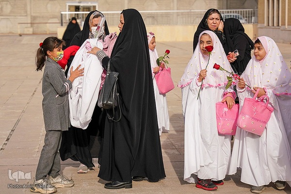 آیین جشن تکلیف جمعی از دختران دانش‌آموز شیرازی در آستان مطهر حضرت شاهچراغ (ع)