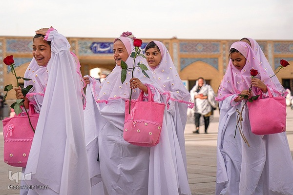 آیین جشن تکلیف جمعی از دختران دانش‌آموز شیرازی در آستان مطهر حضرت شاهچراغ (ع)