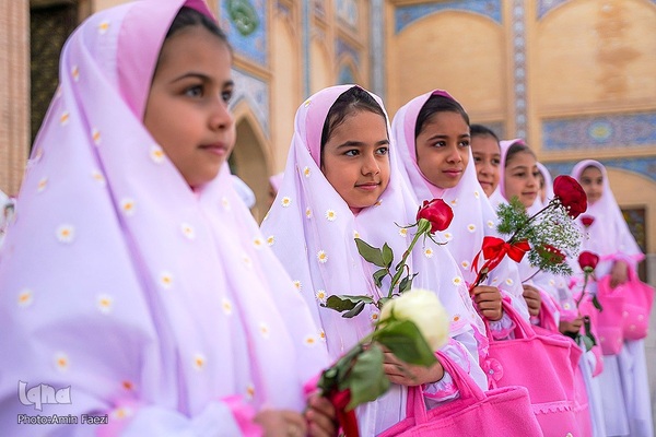 آیین جشن تکلیف جمعی از دختران دانش‌آموز شیرازی در آستان مطهر حضرت شاهچراغ (ع)