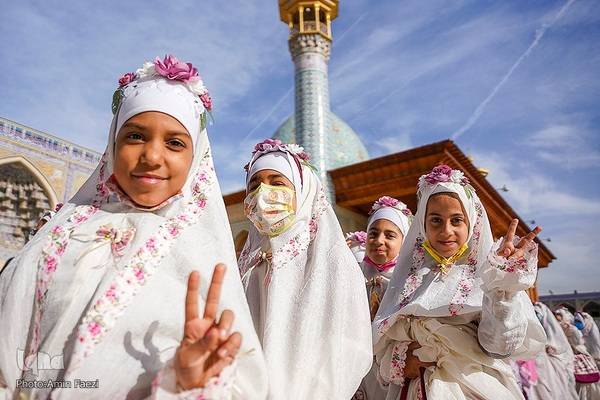 آیین جشن تکلیف جمعی از دختران دانش‌آموز شیرازی در آستان مطهر حضرت شاهچراغ (ع)
