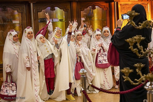 آیین جشن تکلیف جمعی از دختران دانش‌آموز شیرازی در آستان مطهر حضرت شاهچراغ (ع)