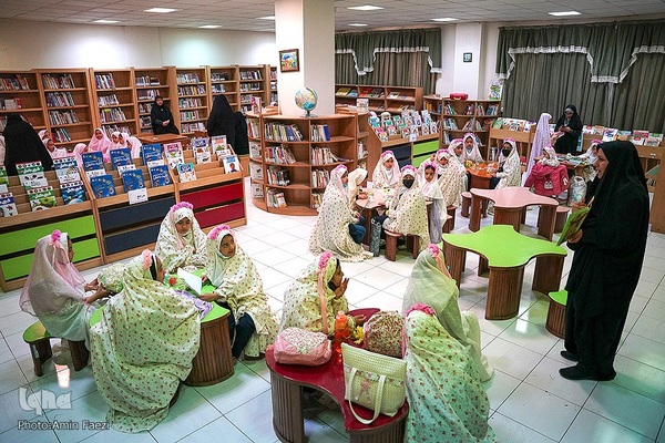 آیین جشن تکلیف جمعی از دختران دانش‌آموز شیرازی در آستان مطهر حضرت شاهچراغ (ع)