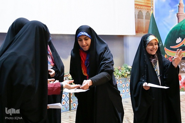 کرسی تلاوت بانوان در آستان مقدس حضرت عبدالعظیم (ع)‎