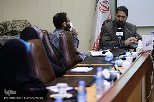 آیین رونمایی از کتاب «بخور، نخور» نوشته محمد حسن‌زاده