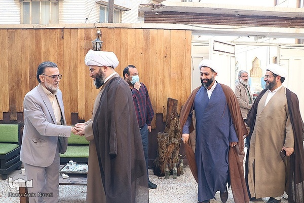 آیین رونمایی از تابلوی «حجاب» اثر هنری حجت الاسلام آرش نیک‌نژاد، هنرمند خوزستانی در گالری ریم اهواز