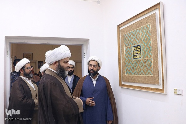 آیین رونمایی از تابلوی «حجاب» اثر هنری حجت الاسلام آرش نیک‌نژاد، هنرمند خوزستانی در گالری ریم اهواز