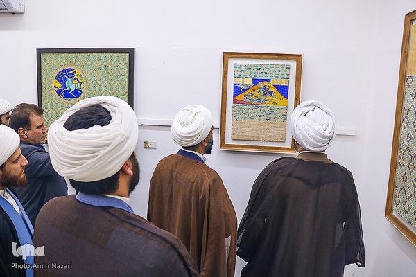 آیین رونمایی از تابلوی «حجاب» اثر هنری حجت الاسلام آرش نیک‌نژاد، هنرمند خوزستانی در گالری ریم اهواز