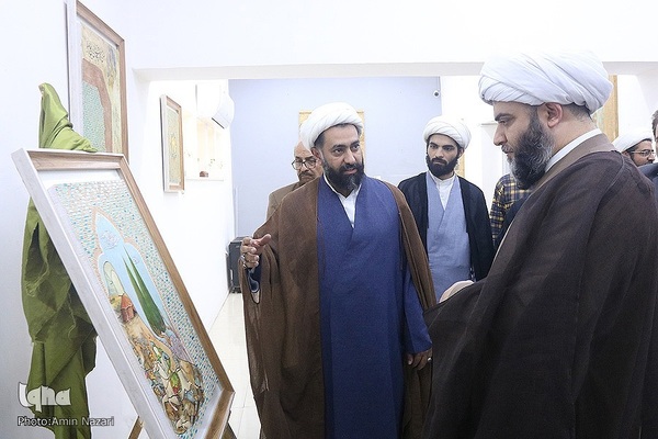 آیین رونمایی از تابلوی «حجاب» اثر هنری حجت الاسلام آرش نیک‌نژاد، هنرمند خوزستانی در گالری ریم اهواز