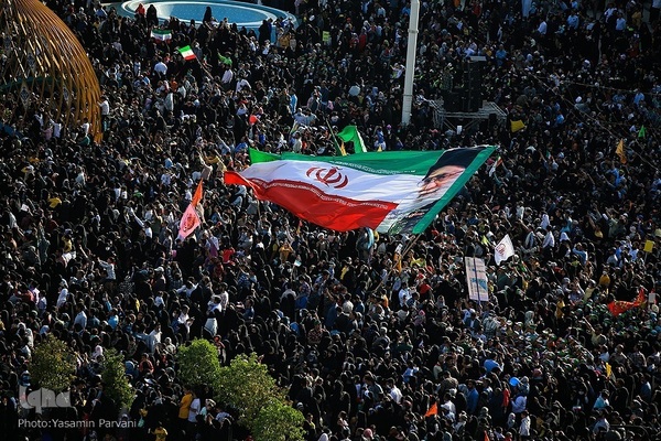 اجرای سرود «سلام فرمانده» در میدان شهدا مشهد مقدس