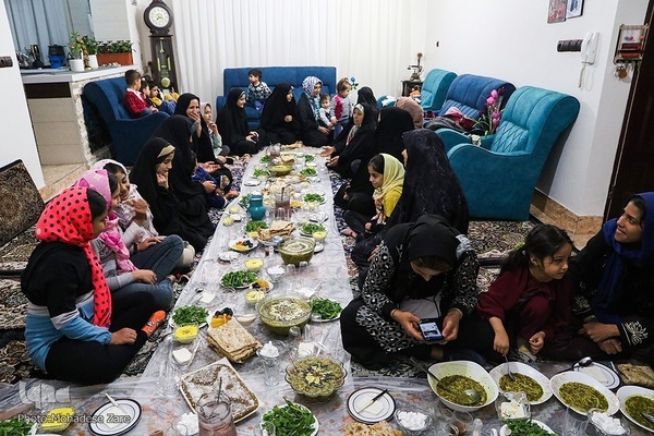 افطاری ساده در جلسات قرآن خانگی مشهد مقدس